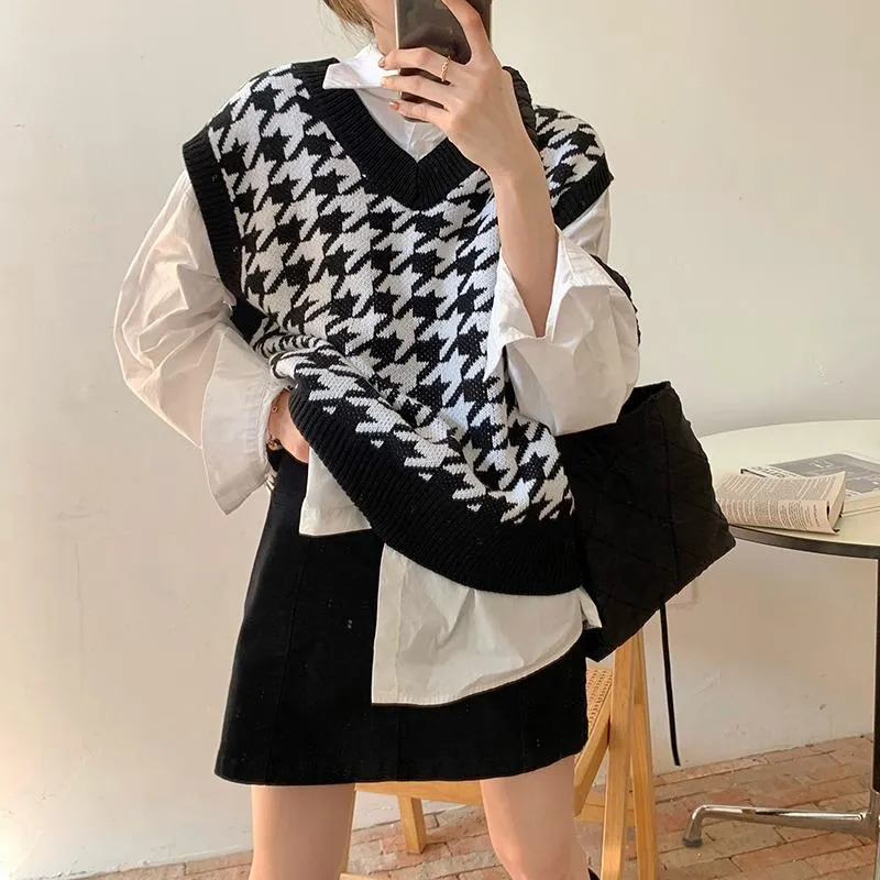 Karen Woman V Neck Houndstooth Knitted Vest